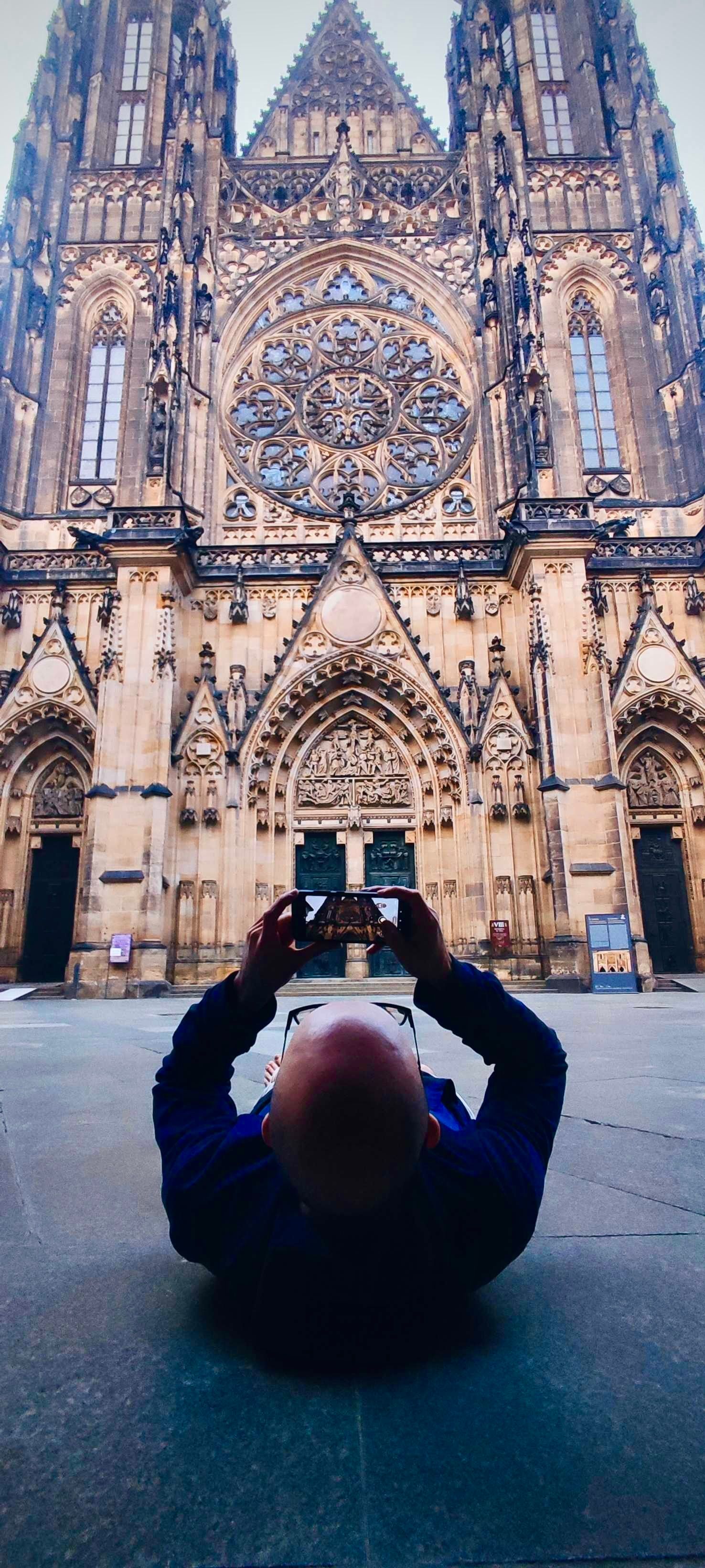 Paulo in upside-down world at Prague Castle 👽🚲1️⃣1️⃣